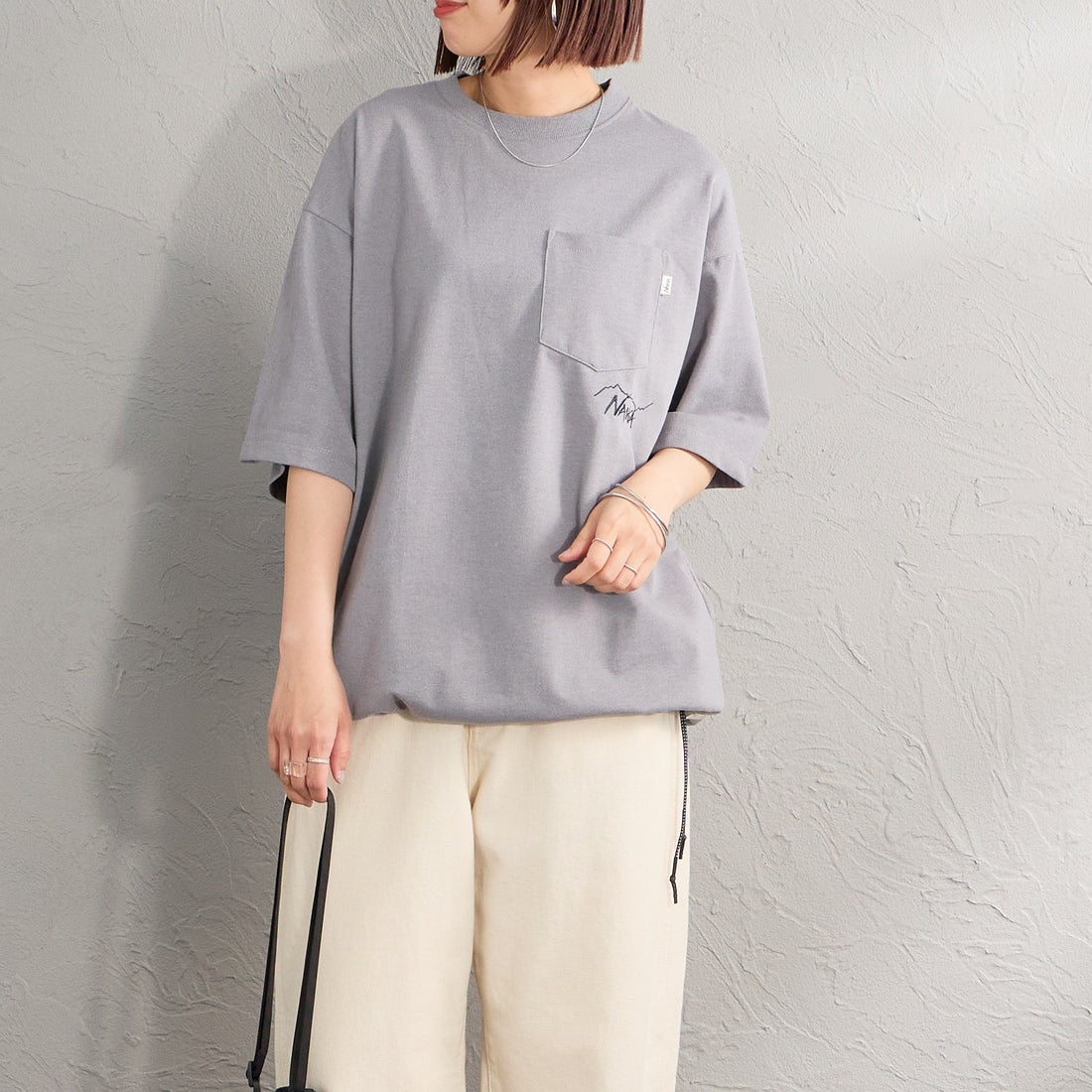 JEANSFACTORY × NANGA [ジーンズファクトリー × ナンガ] 別注 ルーズフィット ドローコードポケットTシャツ [NW26SS-JF5] CHARCOAL &&モデル身長：159cm 着用サイズ：S&&