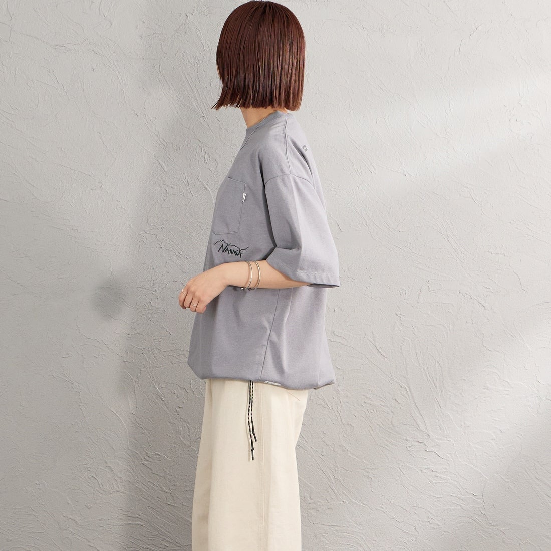 JEANSFACTORY × NANGA [ジーンズファクトリー × ナンガ] 別注 ルーズフィット ドローコードポケットTシャツ [NW26SS-JF5] CHARCOAL &&モデル身長：159cm 着用サイズ：S&&