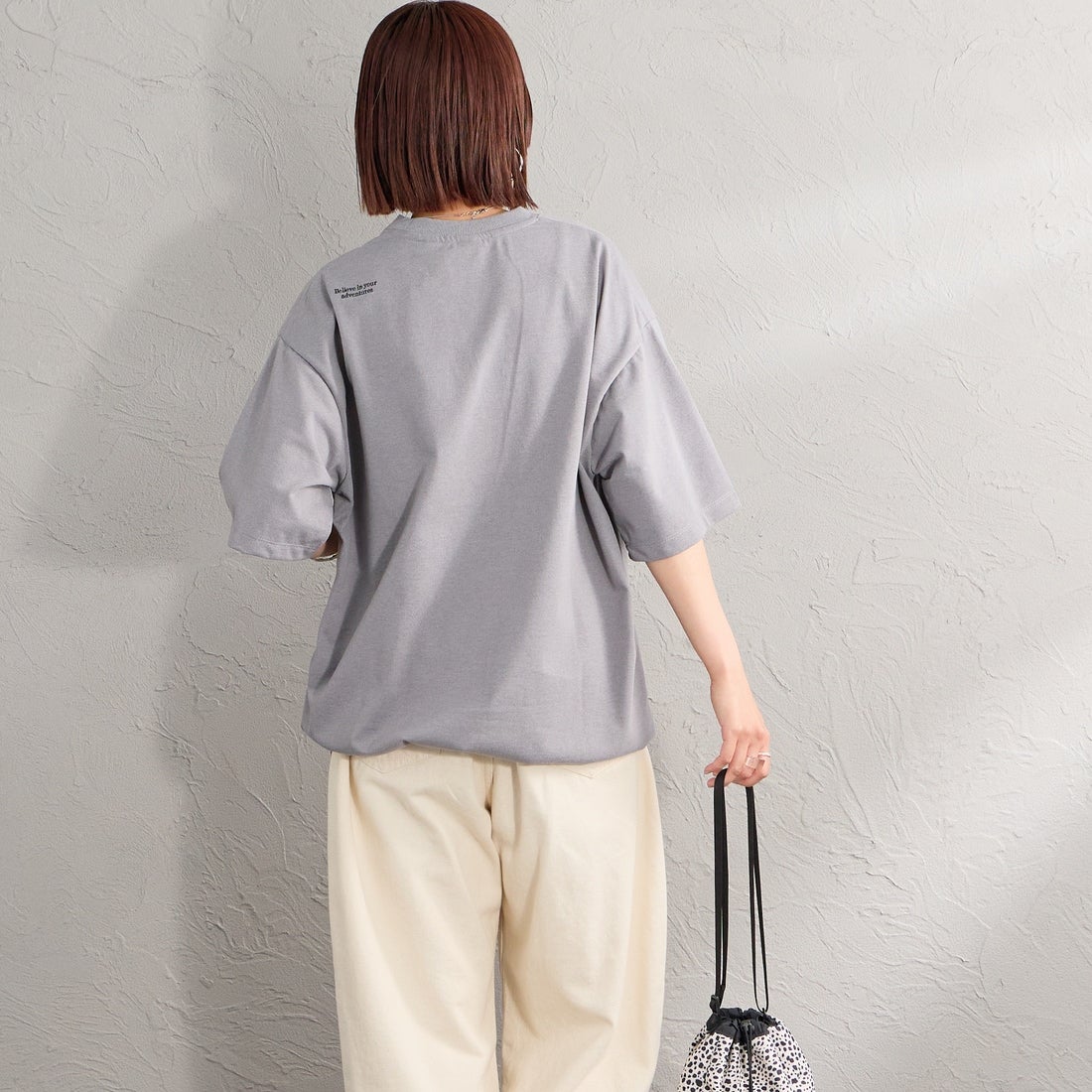 JEANSFACTORY × NANGA [ジーンズファクトリー × ナンガ] 別注 ルーズフィット ドローコードポケットTシャツ [NW26SS-JF5] CHARCOAL &&モデル身長：159cm 着用サイズ：S&&