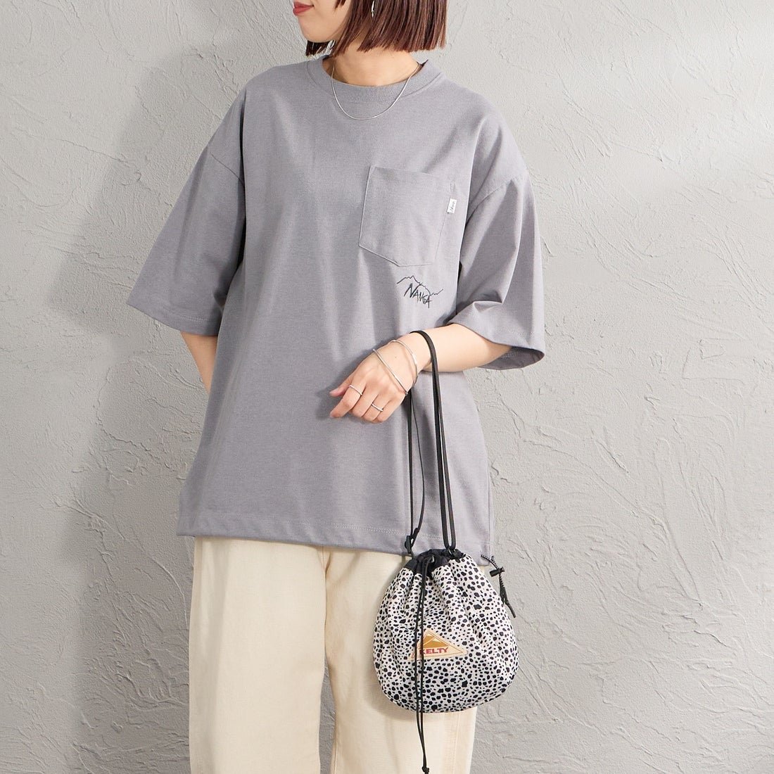 JEANSFACTORY × NANGA [ジーンズファクトリー × ナンガ] 別注 ルーズフィット ドローコードポケットTシャツ [NW26SS-JF5] CHARCOAL &&モデル身長：159cm 着用サイズ：S&&