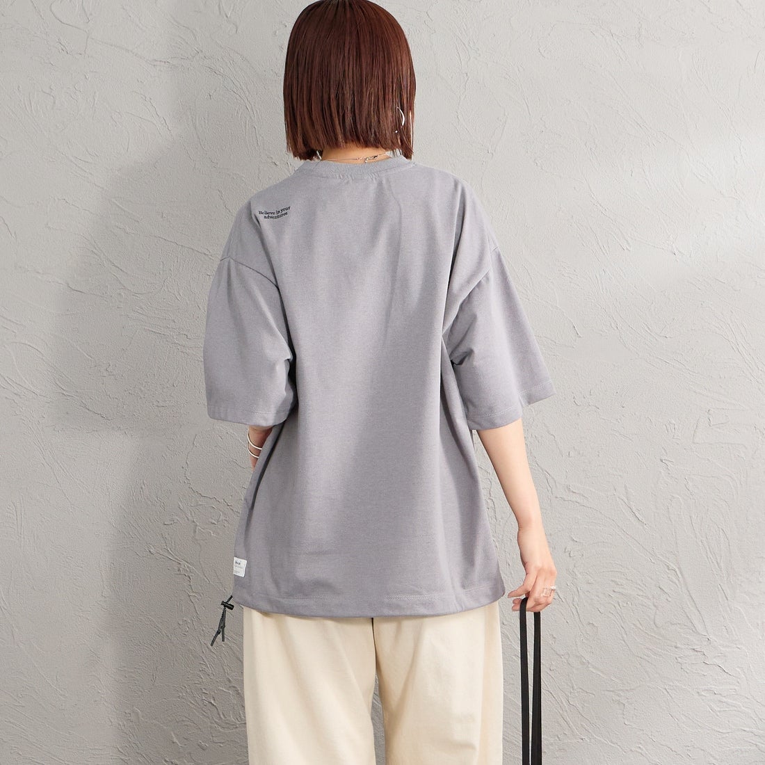 JEANSFACTORY × NANGA [ジーンズファクトリー × ナンガ] 別注 ルーズフィット ドローコードポケットTシャツ [NW26SS-JF5] CHARCOAL &&モデル身長：159cm 着用サイズ：S&&