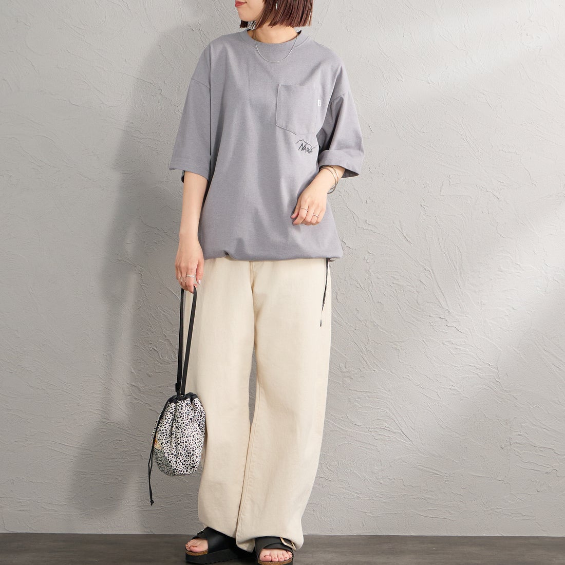 JEANSFACTORY × NANGA [ジーンズファクトリー × ナンガ] 別注 ルーズフィット ドローコードポケットTシャツ [NW26SS-JF5] CHARCOAL &&モデル身長：159cm 着用サイズ：S&&