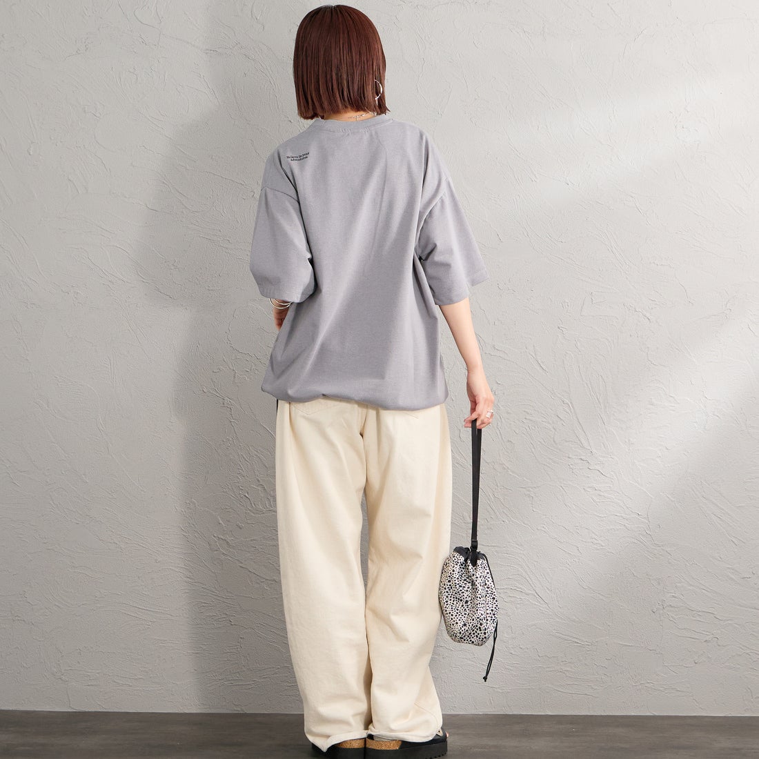 JEANSFACTORY × NANGA [ジーンズファクトリー × ナンガ] 別注 ルーズフィット ドローコードポケットTシャツ [NW26SS-JF5] CHARCOAL &&モデル身長：159cm 着用サイズ：S&&