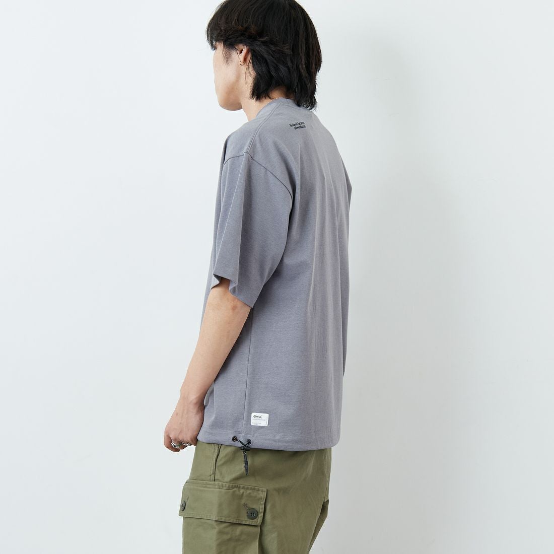 JEANSFACTORY × NANGA [ジーンズファクトリー × ナンガ] 別注 ルーズフィット ドローコードポケットTシャツ [NW26SS-JF5] CHARCOAL &&モデル身長：179cm 着用サイズ：L&&