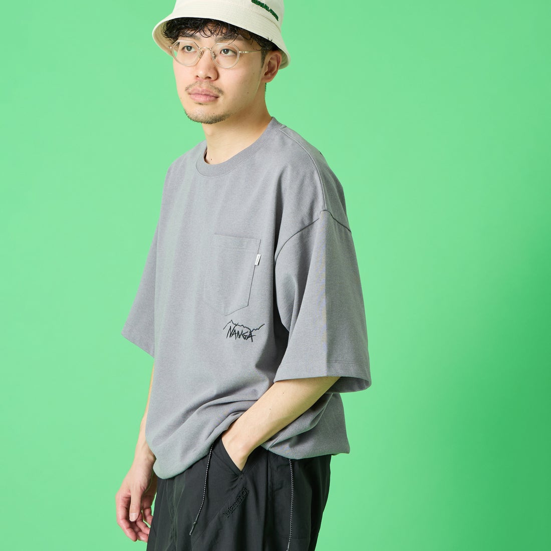 JEANSFACTORY × NANGA [ジーンズファクトリー × ナンガ] 別注 ルーズフィット ドローコードポケットTシャツ [NW26SS-JF5] CHARCOAL &&モデル身長：168cm 着用サイズ：L&&