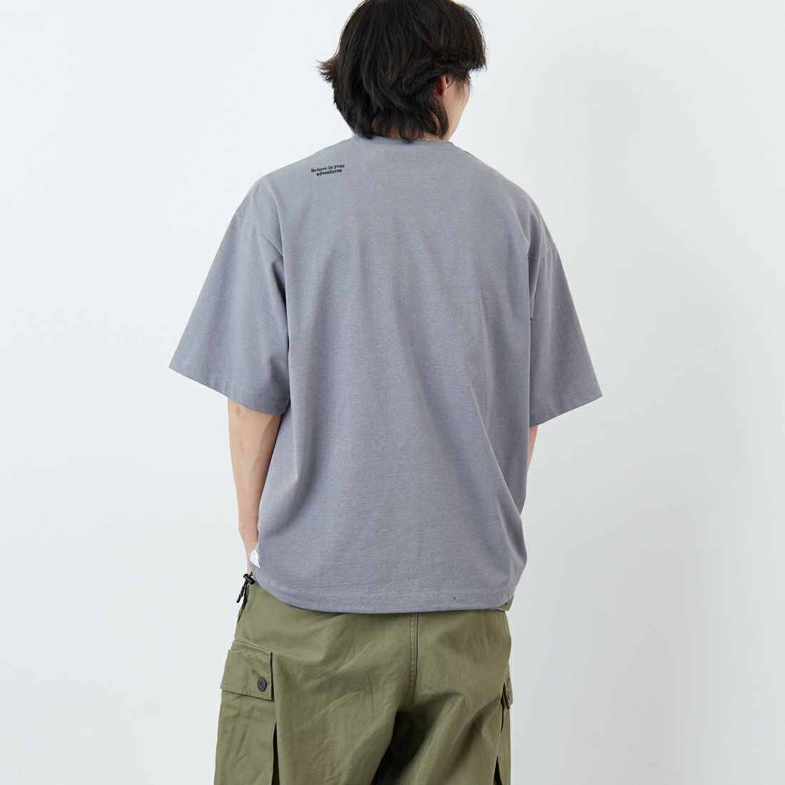 JEANSFACTORY × NANGA [ジーンズファクトリー × ナンガ] 別注 ルーズフィット ドローコードポケットTシャツ [NW26SS-JF5] CHARCOAL &&モデル身長：179cm 着用サイズ：L&&