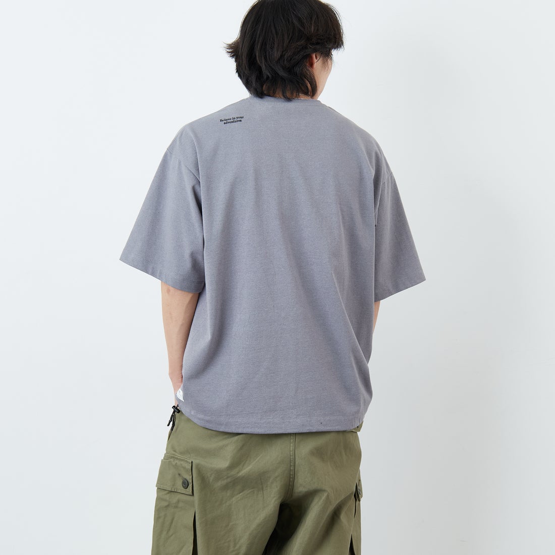 JEANSFACTORY × NANGA [ジーンズファクトリー × ナンガ] 別注 ルーズフィット ドローコードポケットTシャツ [NW26SS-JF5] CHARCOAL &&モデル身長：179cm 着用サイズ：L&&