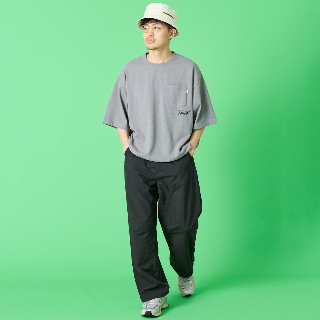 JEANSFACTORY × NANGA [ジーンズファクトリー × ナンガ] 別注 ルーズフィット ドローコードポケットTシャツ [NW26SS-JF5] CHARCOAL &&モデル身長：168cm 着用サイズ：L&&
