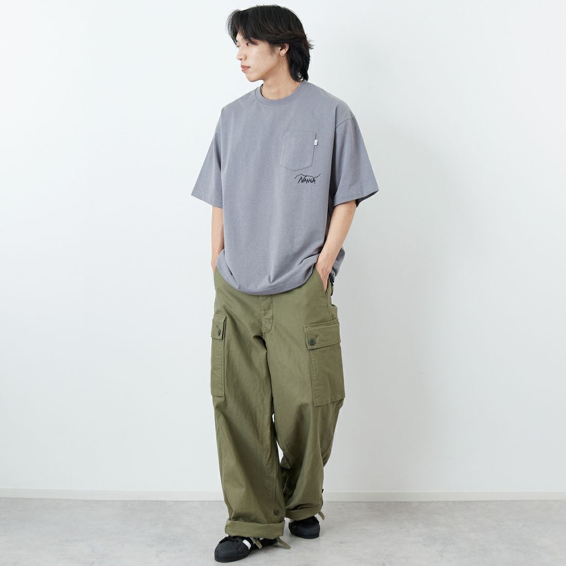 JEANSFACTORY × NANGA [ジーンズファクトリー × ナンガ] 別注 ルーズフィット ドローコードポケットTシャツ [NW26SS-JF5] CHARCOAL &&モデル身長：179cm 着用サイズ：L&&