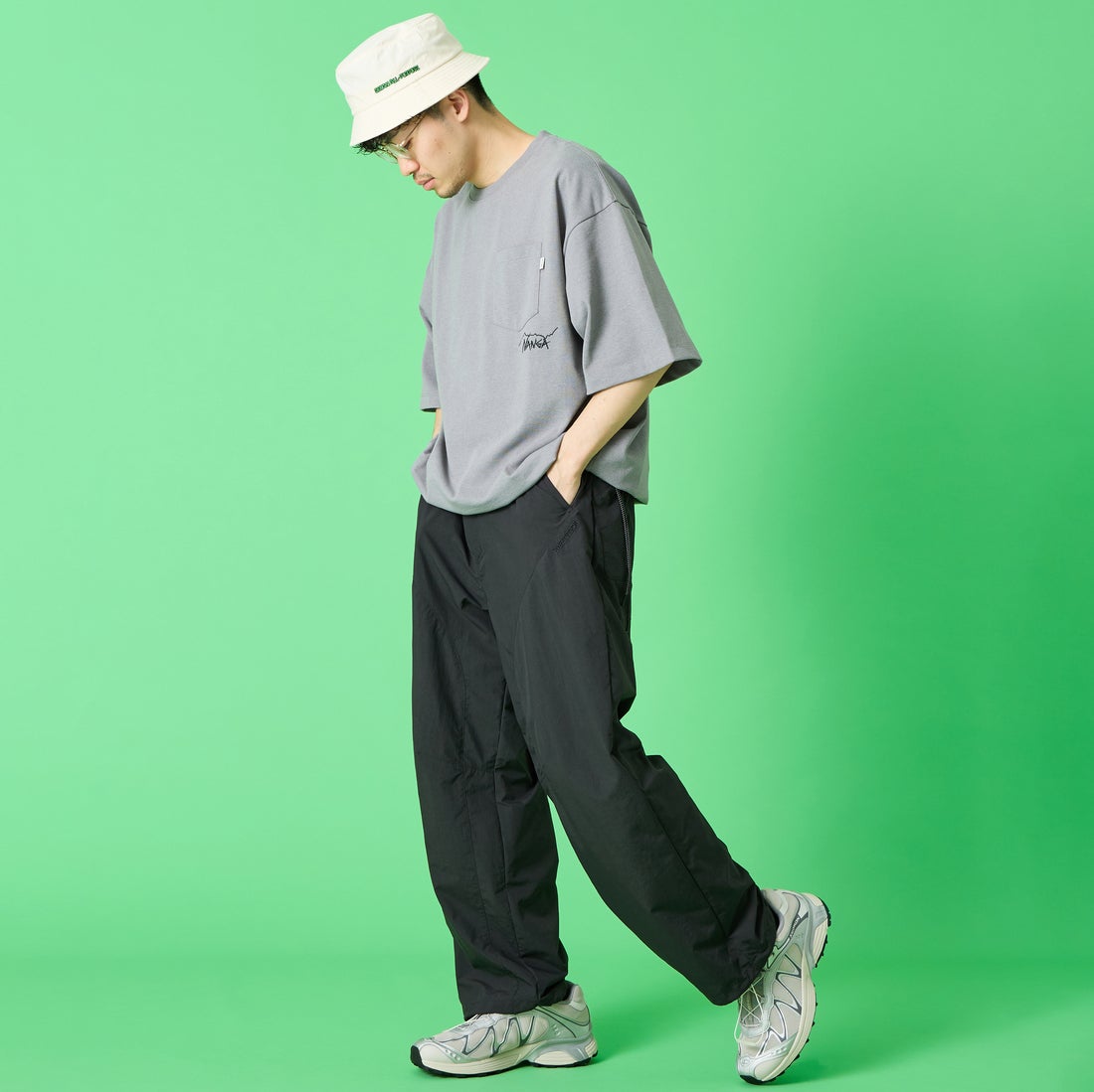 JEANSFACTORY × NANGA [ジーンズファクトリー × ナンガ] 別注 ルーズフィット ドローコードポケットTシャツ [NW26SS-JF5] CHARCOAL &&モデル身長：168cm 着用サイズ：L&&