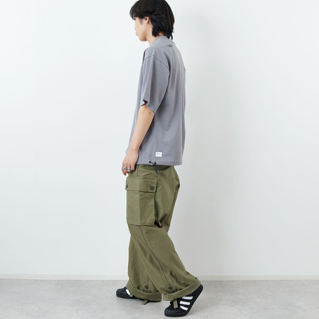 JEANSFACTORY × NANGA [ジーンズファクトリー × ナンガ] 別注 ルーズフィット ドローコードポケットTシャツ [NW26SS-JF5] CHARCOAL &&モデル身長：179cm 着用サイズ：L&&