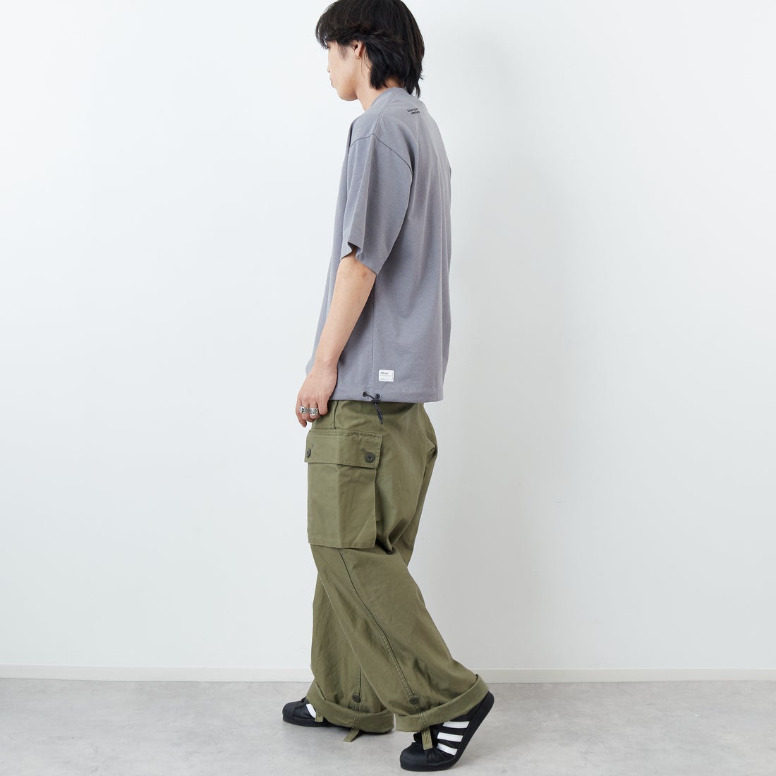 JEANSFACTORY × NANGA [ジーンズファクトリー × ナンガ] 別注 ルーズフィット ドローコードポケットTシャツ [NW26SS-JF5] CHARCOAL &&モデル身長：179cm 着用サイズ：L&&