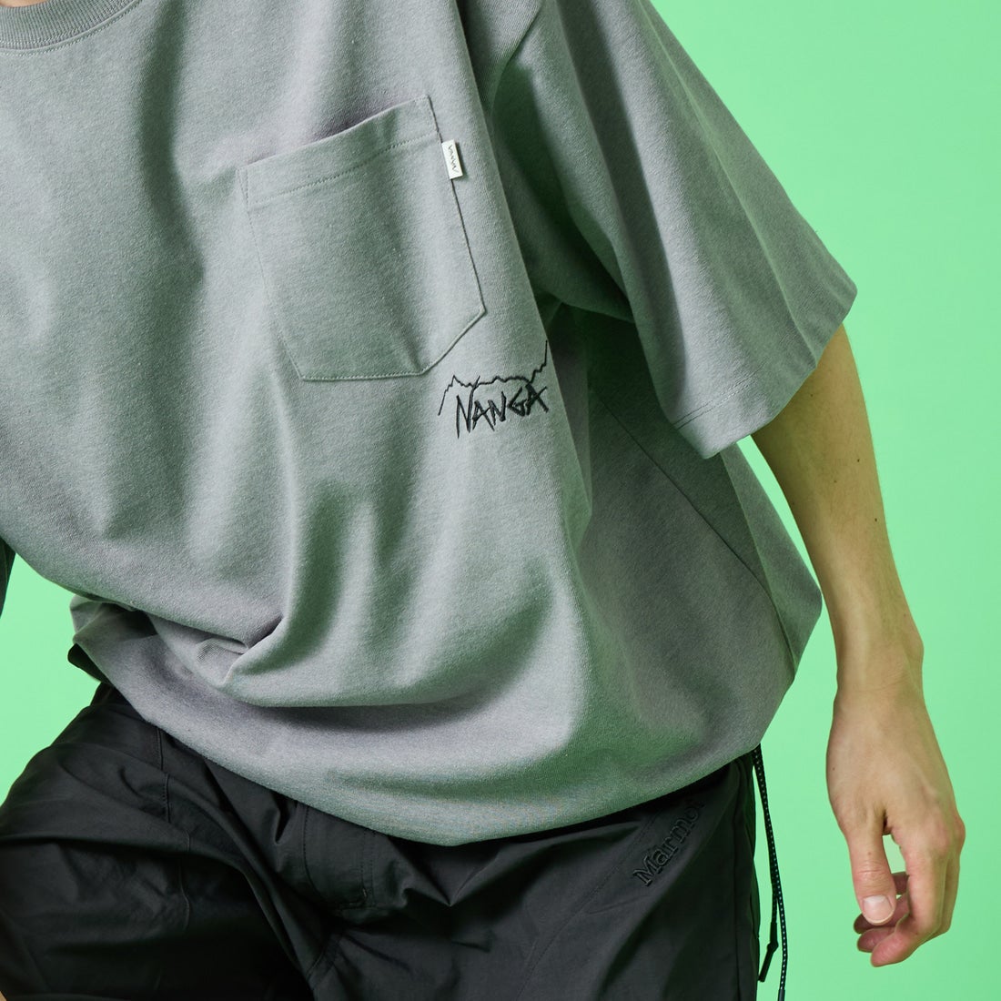 JEANSFACTORY × NANGA [ジーンズファクトリー × ナンガ] 別注 ルーズフィット ドローコードポケットTシャツ [NW26SS-JF5] CHARCOAL &&モデル身長：168cm 着用サイズ：L&&