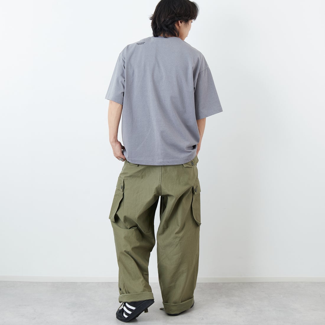 JEANSFACTORY × NANGA [ジーンズファクトリー × ナンガ] 別注 ルーズフィット ドローコードポケットTシャツ [NW26SS-JF5] CHARCOAL &&モデル身長：179cm 着用サイズ：L&&