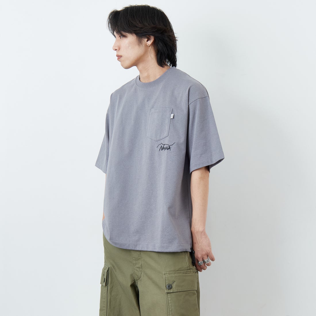 JEANSFACTORY × NANGA [ジーンズファクトリー × ナンガ] 別注 ルーズフィット ドローコードポケットTシャツ [NW26SS-JF5] CHARCOAL &&モデル身長：179cm 着用サイズ：L&&