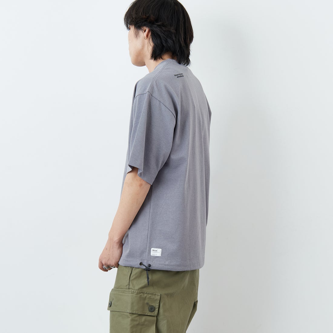 JEANSFACTORY × NANGA [ジーンズファクトリー × ナンガ] 別注 ルーズフィット ドローコードポケットTシャツ [NW26SS-JF5] CHARCOAL &&モデル身長：179cm 着用サイズ：L&&