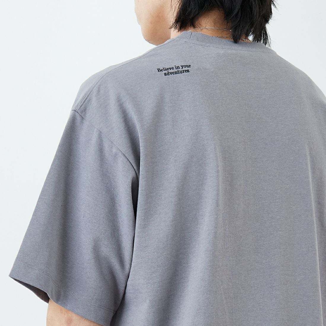 JEANSFACTORY × NANGA [ジーンズファクトリー × ナンガ] 別注 ルーズフィット ドローコードポケットTシャツ [NW26SS-JF5] CHARCOAL &&モデル身長：179cm 着用サイズ：L&&