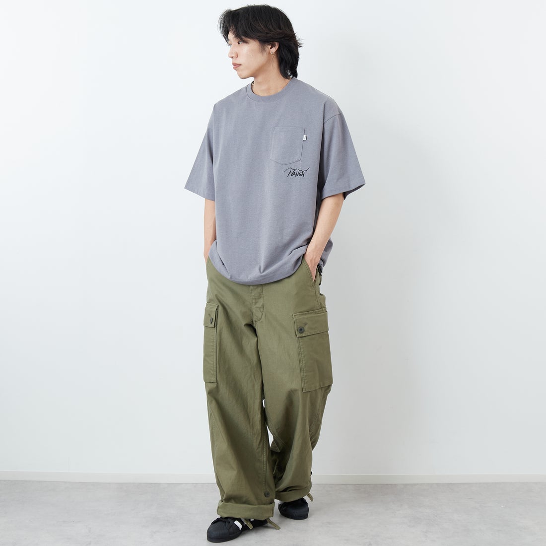 JEANSFACTORY × NANGA [ジーンズファクトリー × ナンガ] 別注 ルーズフィット ドローコードポケットTシャツ [NW26SS-JF5] CHARCOAL &&モデル身長：179cm 着用サイズ：L&&