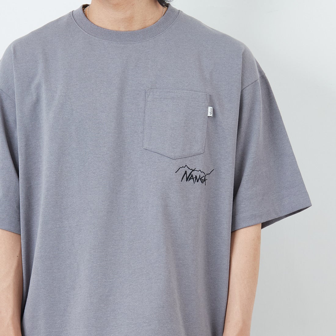 JEANSFACTORY × NANGA [ジーンズファクトリー × ナンガ] 別注 ルーズフィット ドローコードポケットTシャツ [NW26SS-JF5] CHARCOAL &&モデル身長：179cm 着用サイズ：L&&