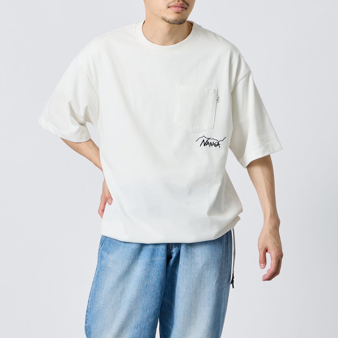 JEANSFACTORY × NANGA [ジーンズファクトリー × ナンガ] 別注 ルーズフィット ドローコードポケットTシャツ [NW26SS-JF5] WHITE &&モデル身長：168cm 着用サイズ：M&&