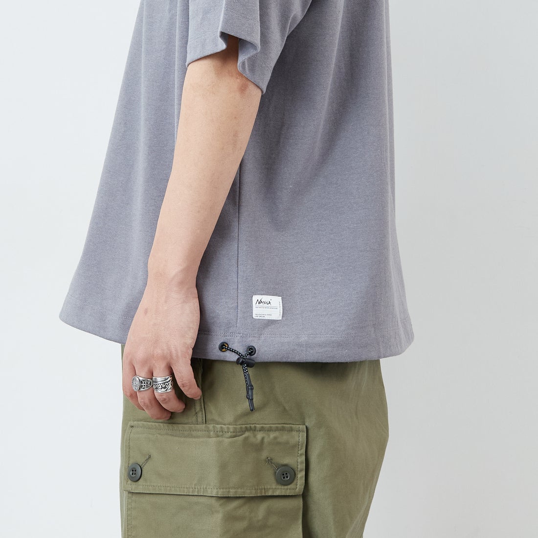 JEANSFACTORY × NANGA [ジーンズファクトリー × ナンガ] 別注 ルーズフィット ドローコードポケットTシャツ [NW26SS-JF5] CHARCOAL &&モデル身長：179cm 着用サイズ：L&&