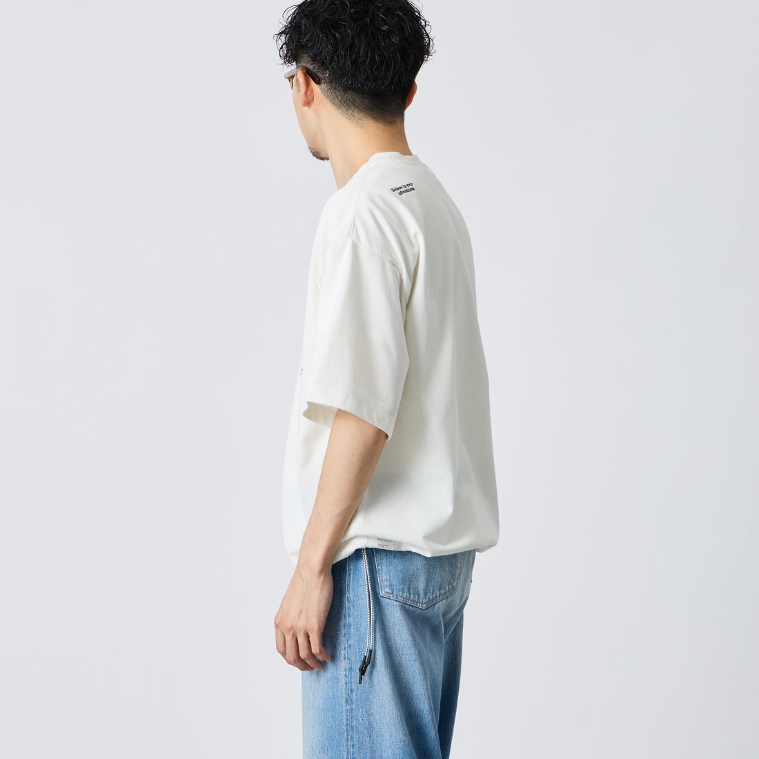 JEANSFACTORY × NANGA [ジーンズファクトリー × ナンガ] 別注 ルーズフィット ドローコードポケットTシャツ [NW26SS-JF5] WHITE &&モデル身長：168cm 着用サイズ：M&&