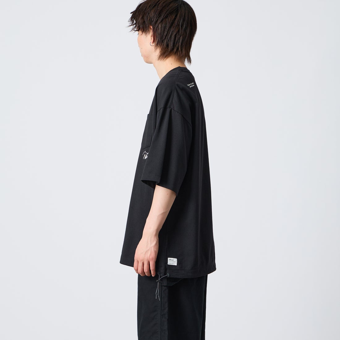 JEANSFACTORY × NANGA [ジーンズファクトリー × ナンガ] 別注 ルーズフィット ドローコードポケットTシャツ [NW26SS-JF5] BLACK &&モデル身長：177cm 着用サイズ：XL&&