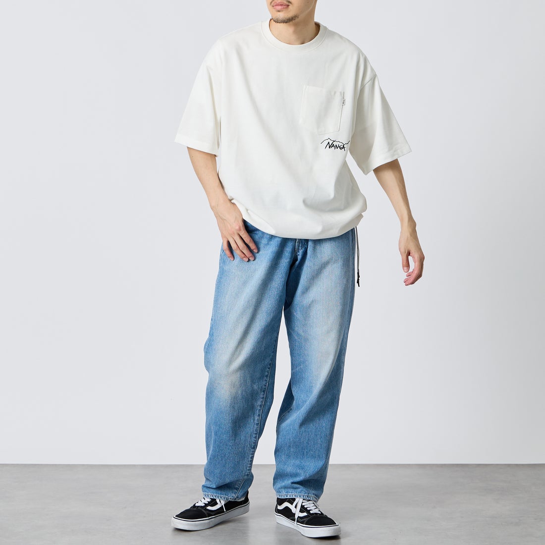 JEANSFACTORY × NANGA [ジーンズファクトリー × ナンガ] 別注 ルーズフィット ドローコードポケットTシャツ [NW26SS-JF5] WHITE &&モデル身長：168cm 着用サイズ：M&&