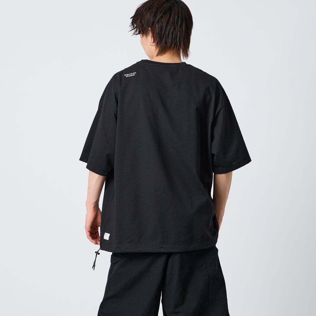 JEANSFACTORY × NANGA [ジーンズファクトリー × ナンガ] 別注 ルーズフィット ドローコードポケットTシャツ [NW26SS-JF5] BLACK &&モデル身長：177cm 着用サイズ：XL&&