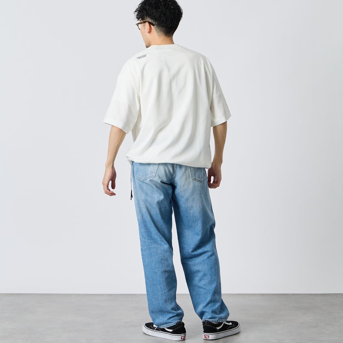 JEANSFACTORY × NANGA [ジーンズファクトリー × ナンガ] 別注 ルーズフィット ドローコードポケットTシャツ [NW26SS-JF5] WHITE &&モデル身長：168cm 着用サイズ：M&&