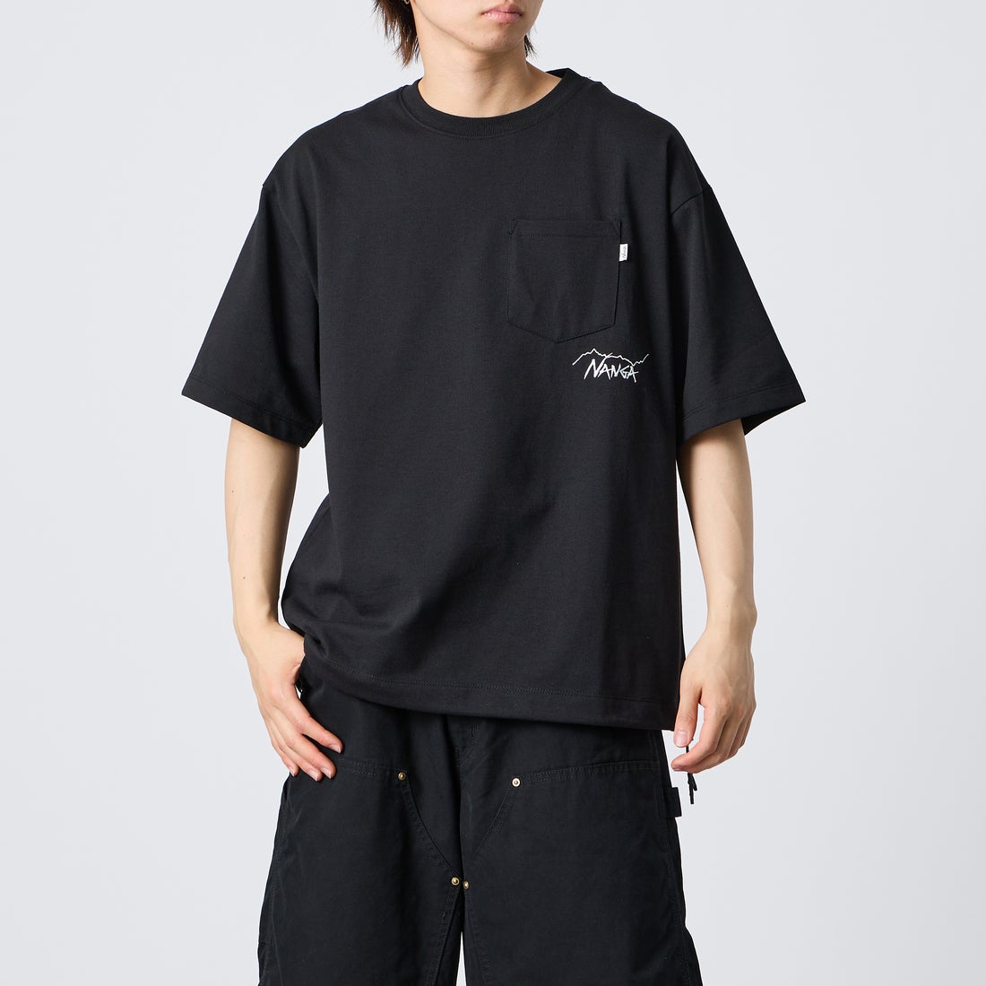JEANSFACTORY × NANGA [ジーンズファクトリー × ナンガ] 別注 ルーズフィット ドローコードポケットTシャツ [NW26SS-JF5] BLACK &&モデル身長：177cm 着用サイズ：XL&&