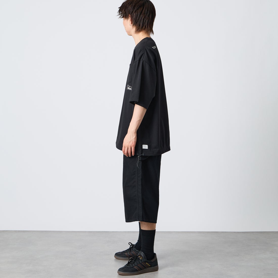 JEANSFACTORY × NANGA [ジーンズファクトリー × ナンガ] 別注 ルーズフィット ドローコードポケットTシャツ [NW26SS-JF5] BLACK &&モデル身長：177cm 着用サイズ：XL&&