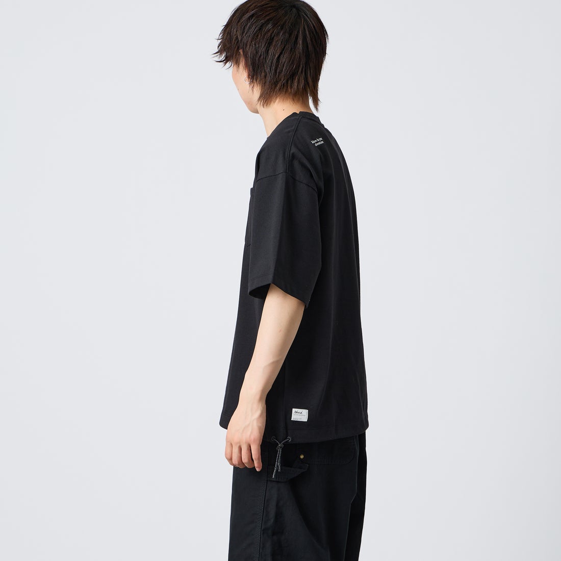 JEANSFACTORY × NANGA [ジーンズファクトリー × ナンガ] 別注 ルーズフィット ドローコードポケットTシャツ [NW26SS-JF5] BLACK &&モデル身長：177cm 着用サイズ：XL&&