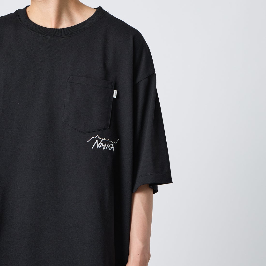 JEANSFACTORY × NANGA [ジーンズファクトリー × ナンガ] 別注 ルーズフィット ドローコードポケットTシャツ [NW26SS-JF5] BLACK &&モデル身長：177cm 着用サイズ：XL&&