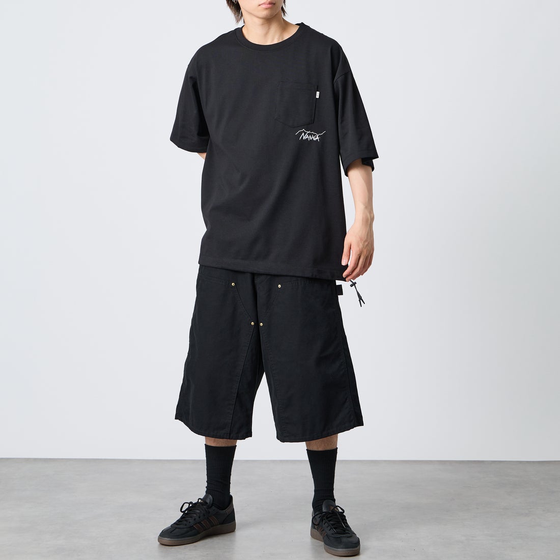 JEANSFACTORY × NANGA [ジーンズファクトリー × ナンガ] 別注 ルーズフィット ドローコードポケットTシャツ [NW26SS-JF5] BLACK &&モデル身長：177cm 着用サイズ：XL&&