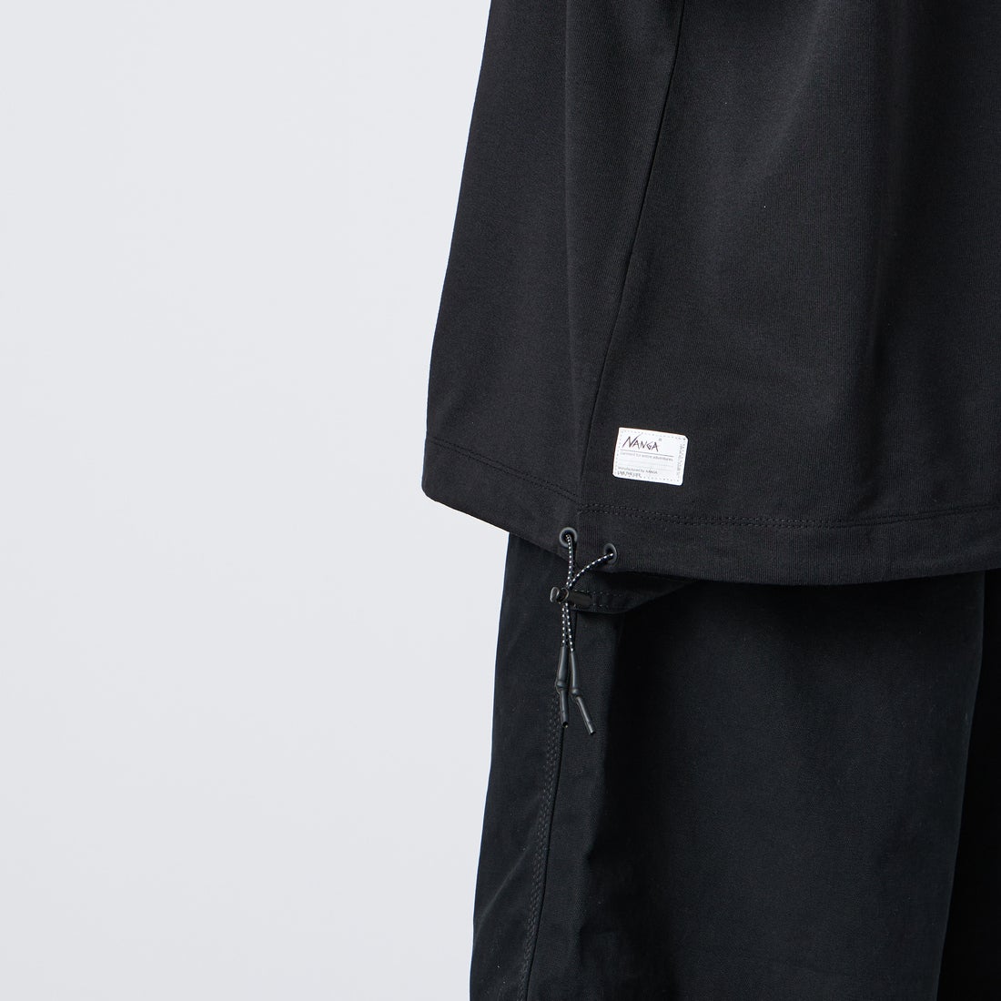 JEANSFACTORY × NANGA [ジーンズファクトリー × ナンガ] 別注 ルーズフィット ドローコードポケットTシャツ [NW26SS-JF5] BLACK &&モデル身長：177cm 着用サイズ：XL&&