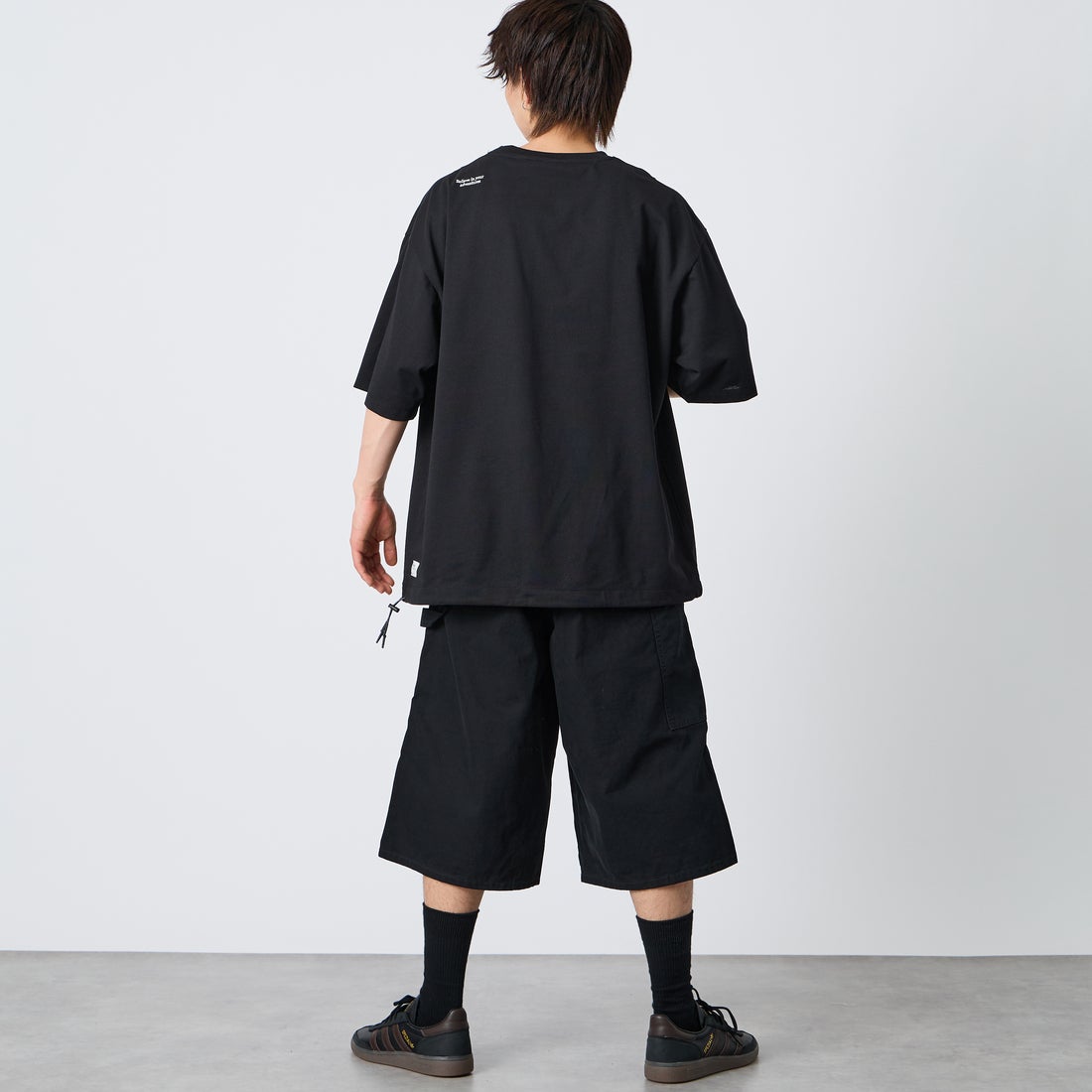 JEANSFACTORY × NANGA [ジーンズファクトリー × ナンガ] 別注 ルーズフィット ドローコードポケットTシャツ [NW26SS-JF5] BLACK &&モデル身長：177cm 着用サイズ：XL&&