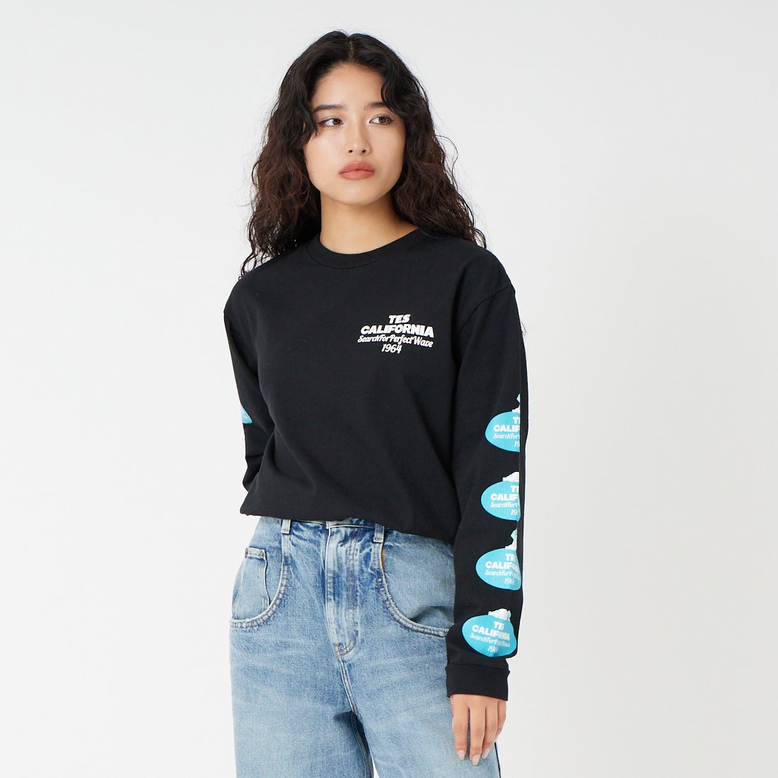 The Endless Summer [エンドレスサマー] オーバルロゴプリント ロングスリーブTシャツ [FH-26374305] 01 BLACK &&モデル身長：162cm 着用サイズ：S&&