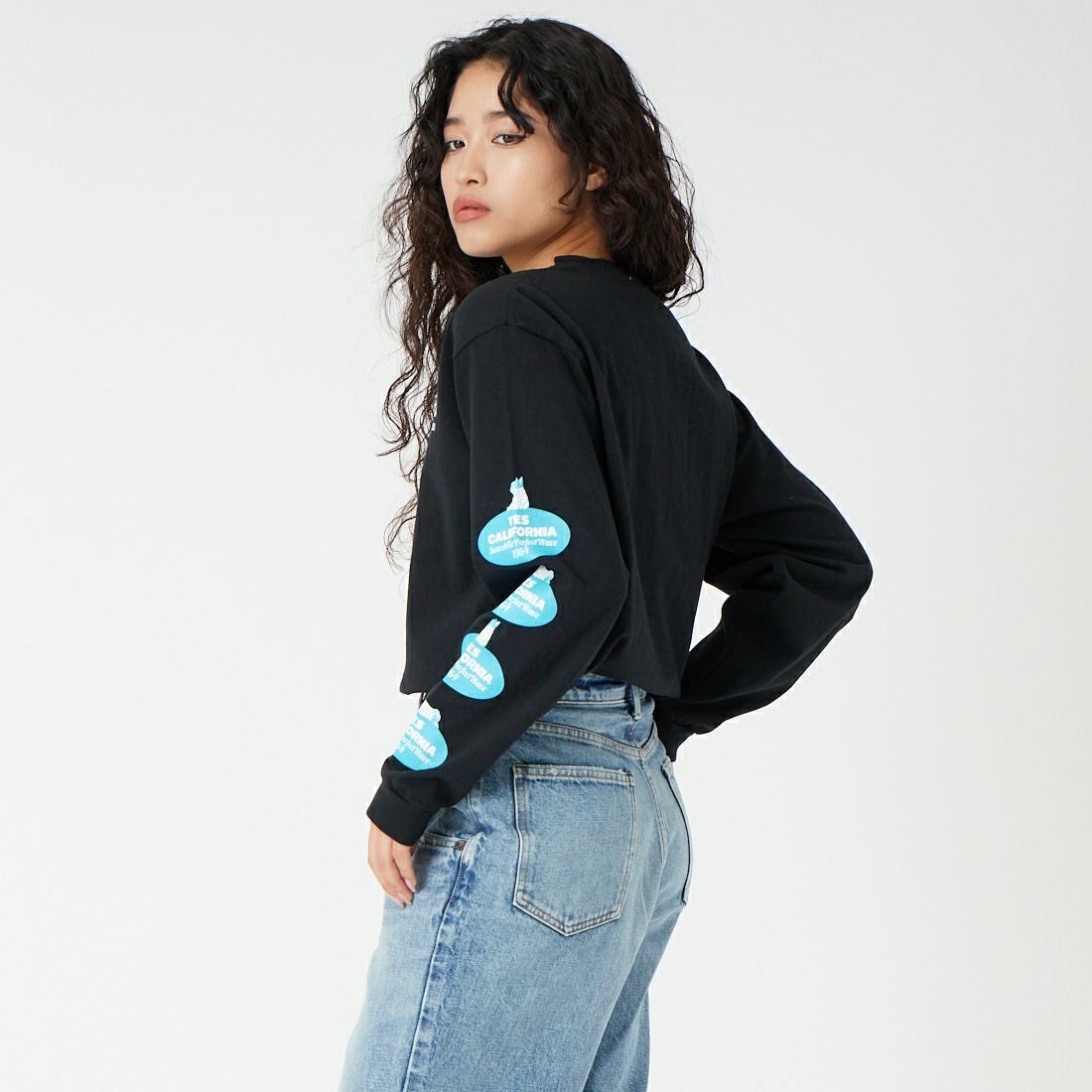 The Endless Summer [エンドレスサマー] オーバルロゴプリント ロングスリーブTシャツ [FH-26374305] 01 BLACK &&モデル身長：162cm 着用サイズ：S&&