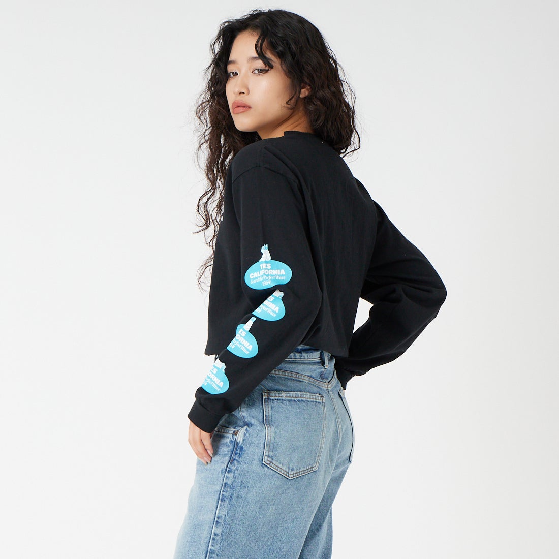 The Endless Summer [エンドレスサマー] オーバルロゴプリント ロングスリーブTシャツ [FH-26374305] 01 BLACK &&モデル身長：162cm 着用サイズ：S&&