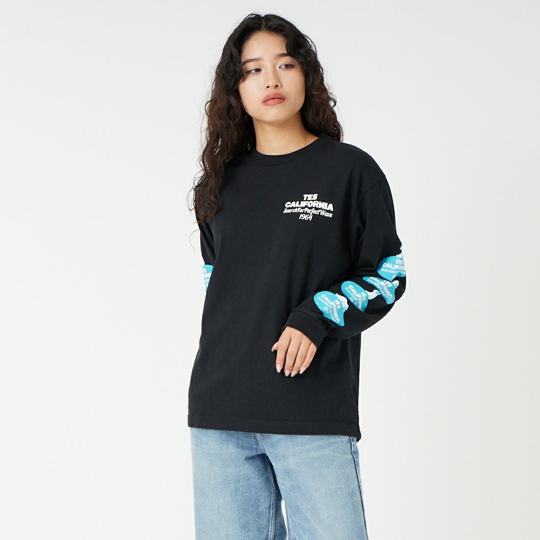 The Endless Summer [エンドレスサマー] オーバルロゴプリント ロングスリーブTシャツ [FH-26374305] 01 BLACK &&モデル身長：162cm 着用サイズ：S&&