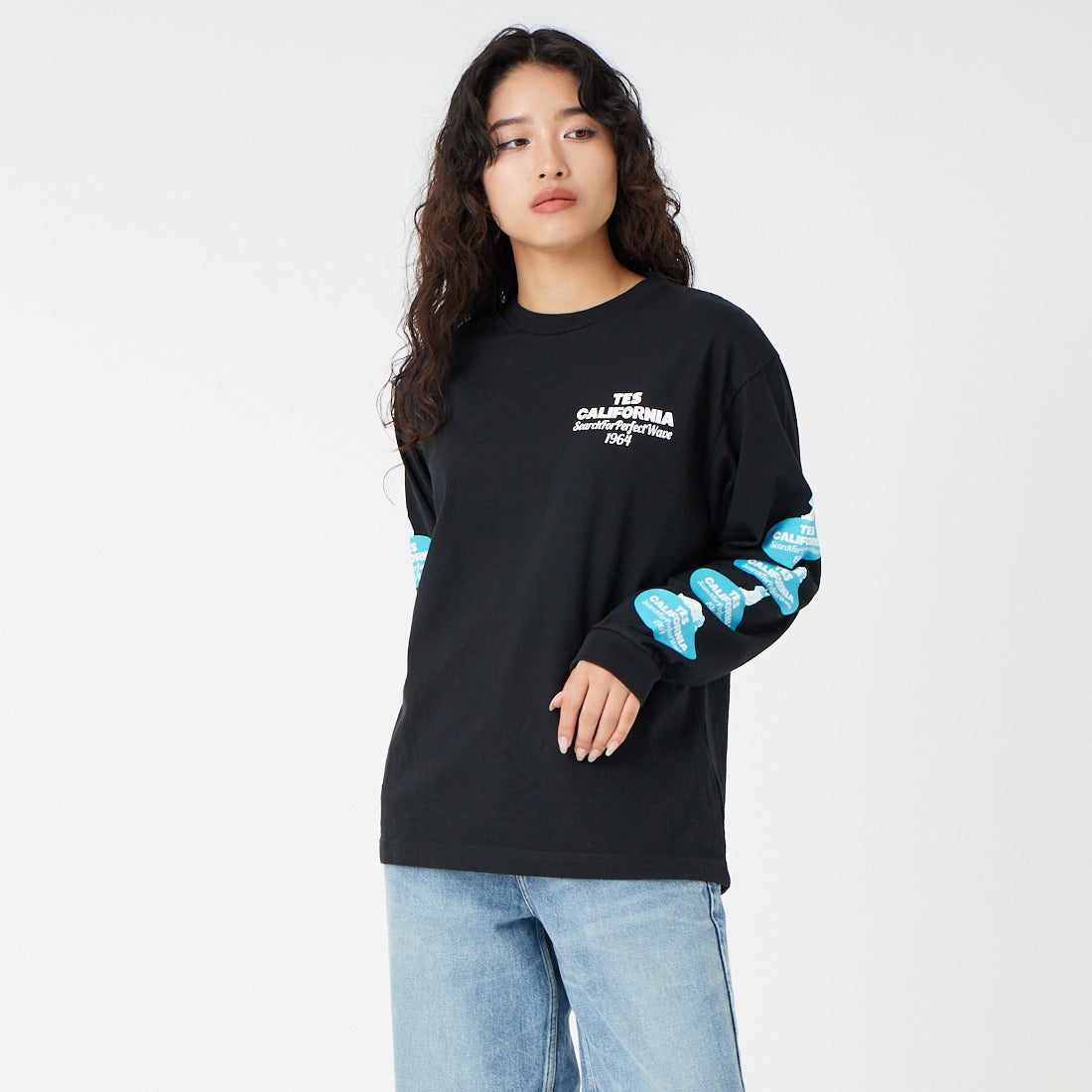 The Endless Summer [エンドレスサマー] オーバルロゴプリント ロングスリーブTシャツ [FH-26374305] 01 BLACK &&モデル身長：162cm 着用サイズ：S&&