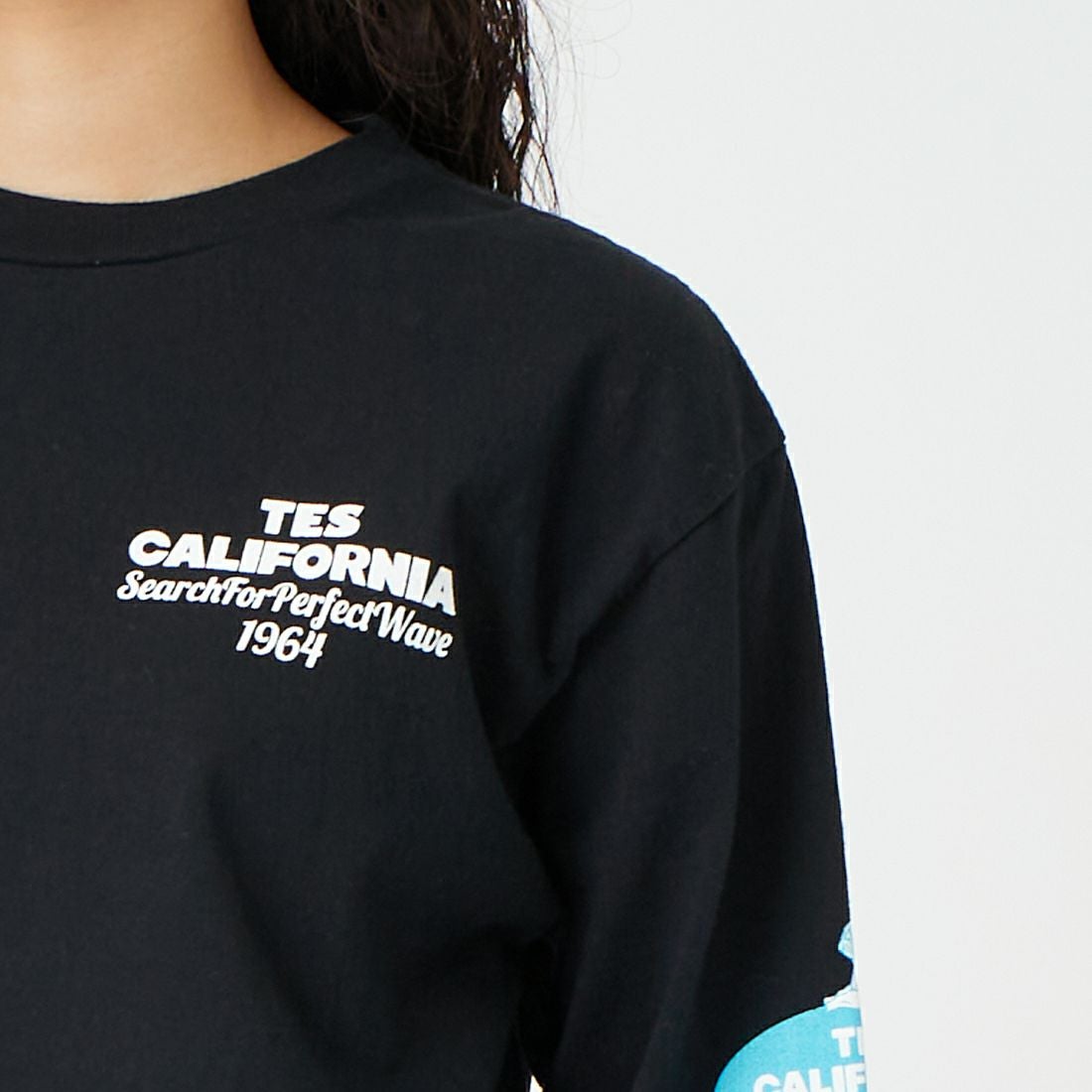 The Endless Summer [エンドレスサマー] オーバルロゴプリント ロングスリーブTシャツ [FH-26374305] 01 BLACK &&モデル身長：162cm 着用サイズ：S&&