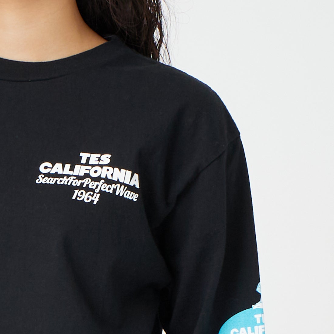 The Endless Summer [エンドレスサマー] オーバルロゴプリント ロングスリーブTシャツ [FH-26374305] 01 BLACK &&モデル身長：162cm 着用サイズ：S&&