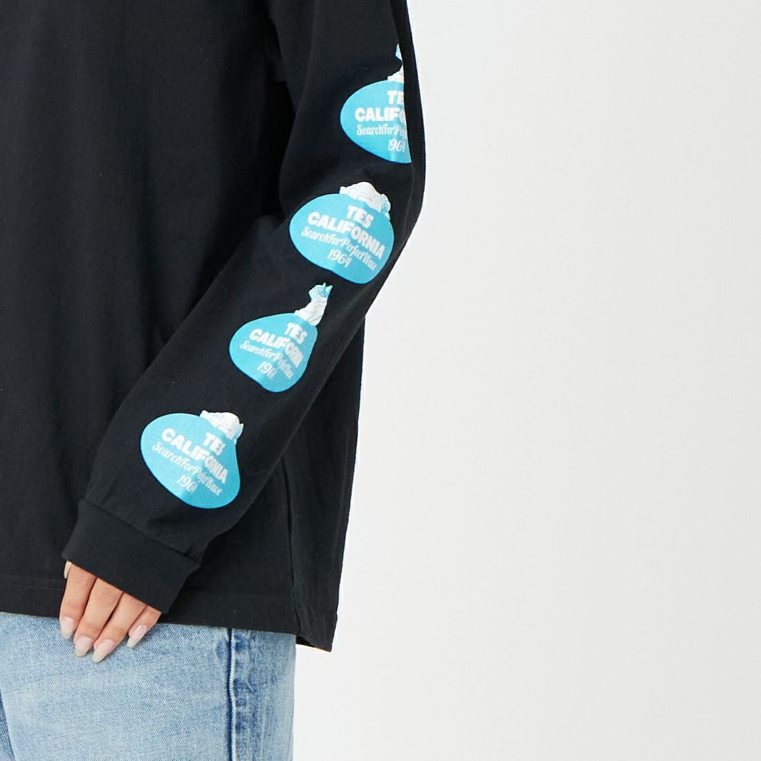 The Endless Summer [エンドレスサマー] オーバルロゴプリント ロングスリーブTシャツ [FH-26374305] 01 BLACK &&モデル身長：162cm 着用サイズ：S&&