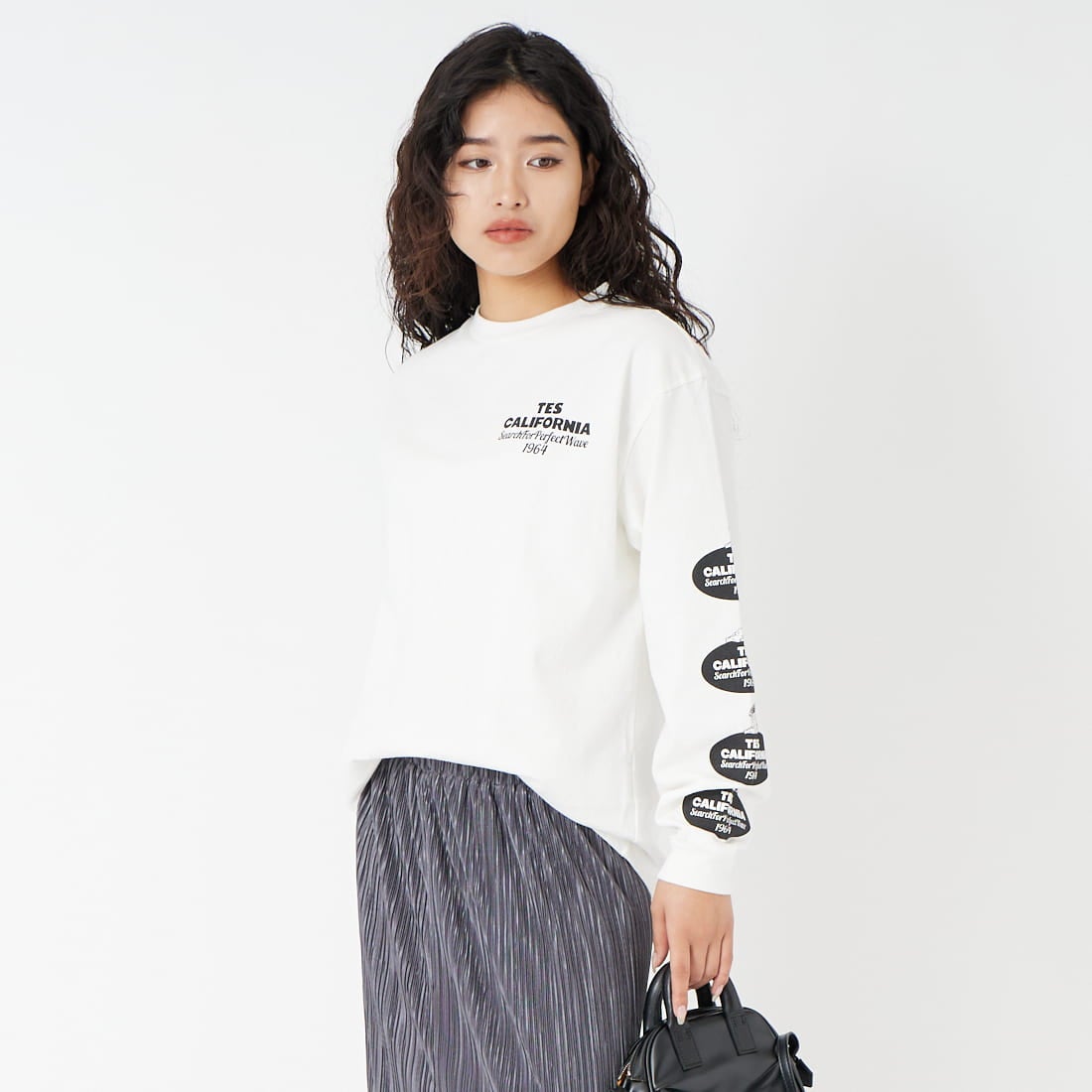 The Endless Summer [エンドレスサマー] オーバルロゴプリント ロングスリーブTシャツ [FH-26374305] 07 WHITE &&モデル身長：162cm 着用サイズ：S&&