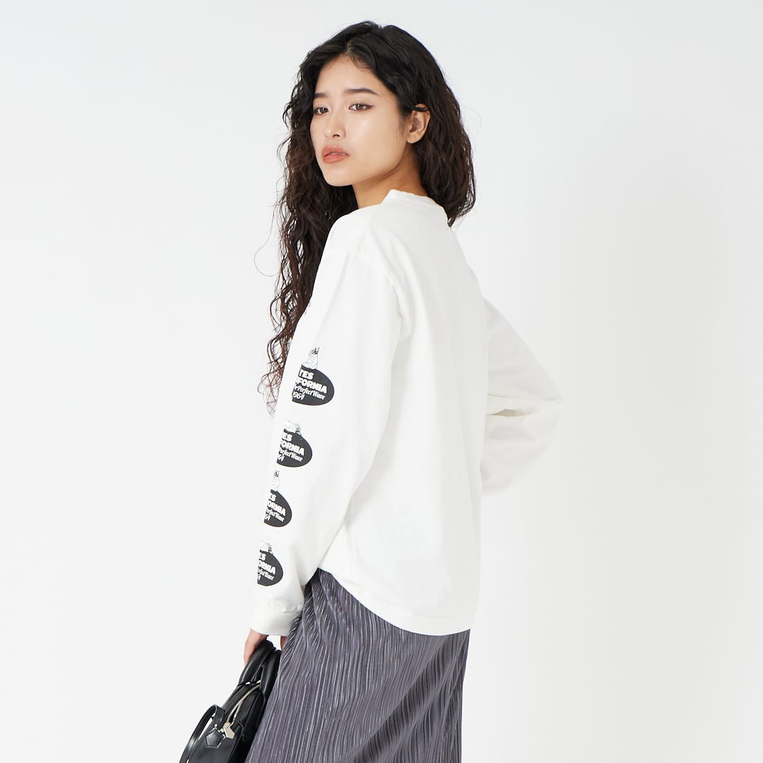 The Endless Summer [エンドレスサマー] オーバルロゴプリント ロングスリーブTシャツ [FH-26374305] 07 WHITE &&モデル身長：162cm 着用サイズ：S&&