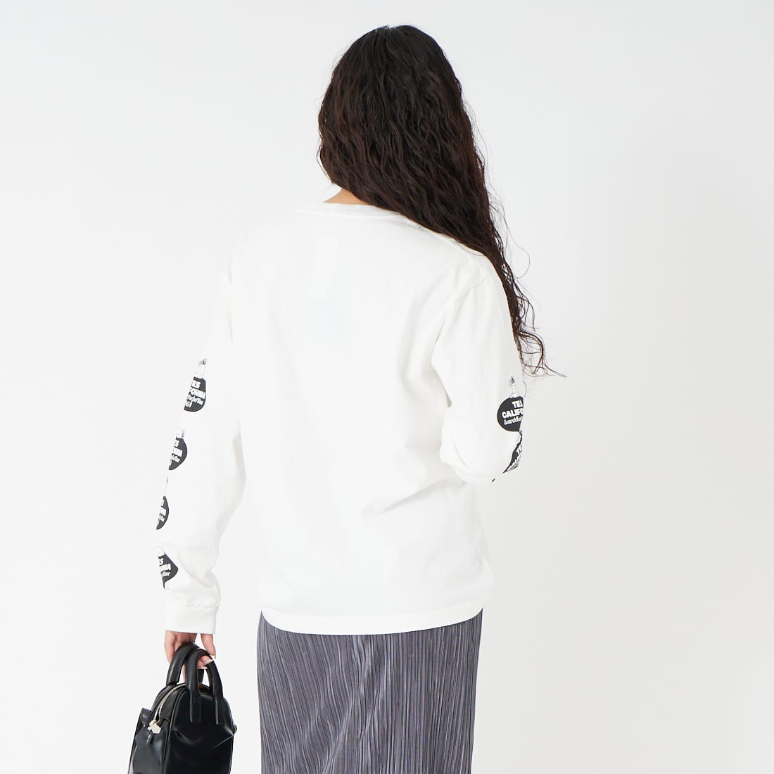 The Endless Summer [エンドレスサマー] オーバルロゴプリント ロングスリーブTシャツ [FH-26374305] 07 WHITE &&モデル身長：162cm 着用サイズ：S&&