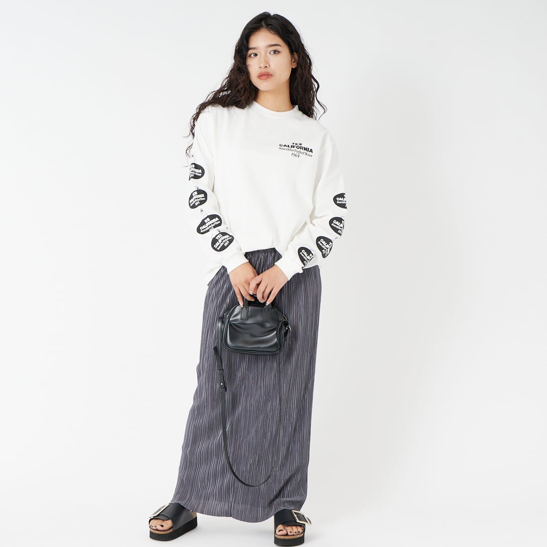 The Endless Summer [エンドレスサマー] オーバルロゴプリント ロングスリーブTシャツ [FH-26374305] 07 WHITE &&モデル身長：162cm 着用サイズ：S&&