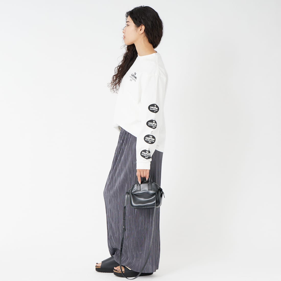 The Endless Summer [エンドレスサマー] オーバルロゴプリント ロングスリーブTシャツ [FH-26374305] 07 WHITE &&モデル身長：162cm 着用サイズ：S&&